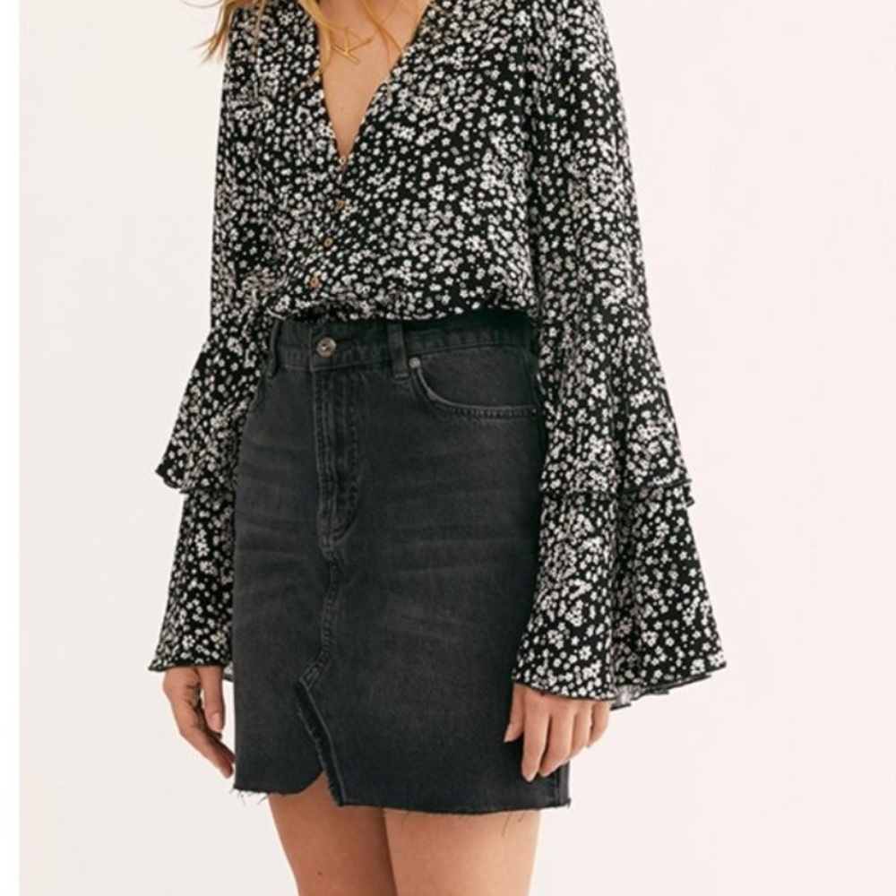 Free People Hallie Denim Raw Hem Mini Skirt 26 We the Free Washed Black Jean